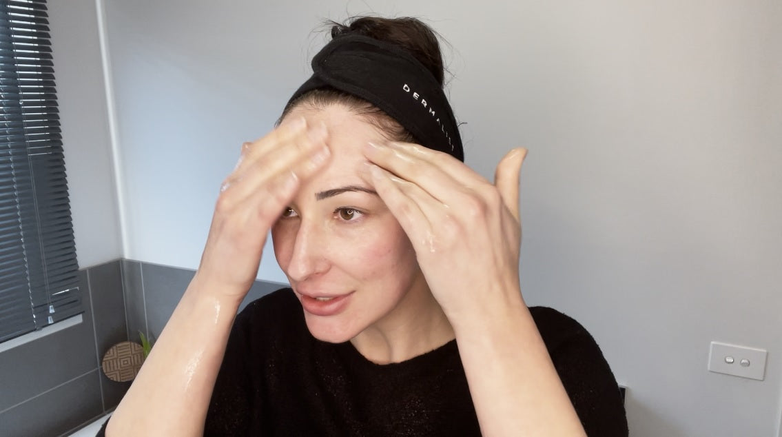skin expert suzi roberston demonstrates how to double cleanse correctly with dermalist lactic cleanser